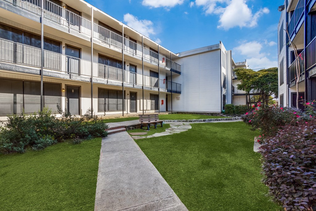 a courtyard with a picnic table in the middle of a building