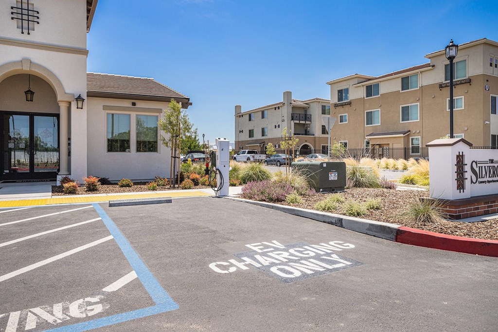 a parking lot at the whispering winds apartments in pearland, tx