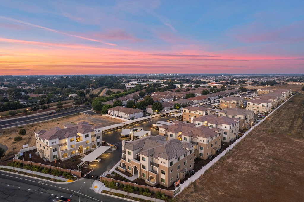 additional photo for property listing at chic digs with room to stretch out in the village 22 car