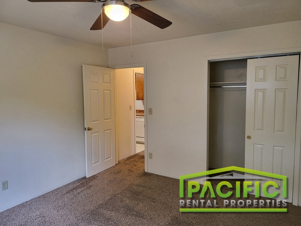 the preserve at ballantyne commons apartment living room with closet and ceiling fan