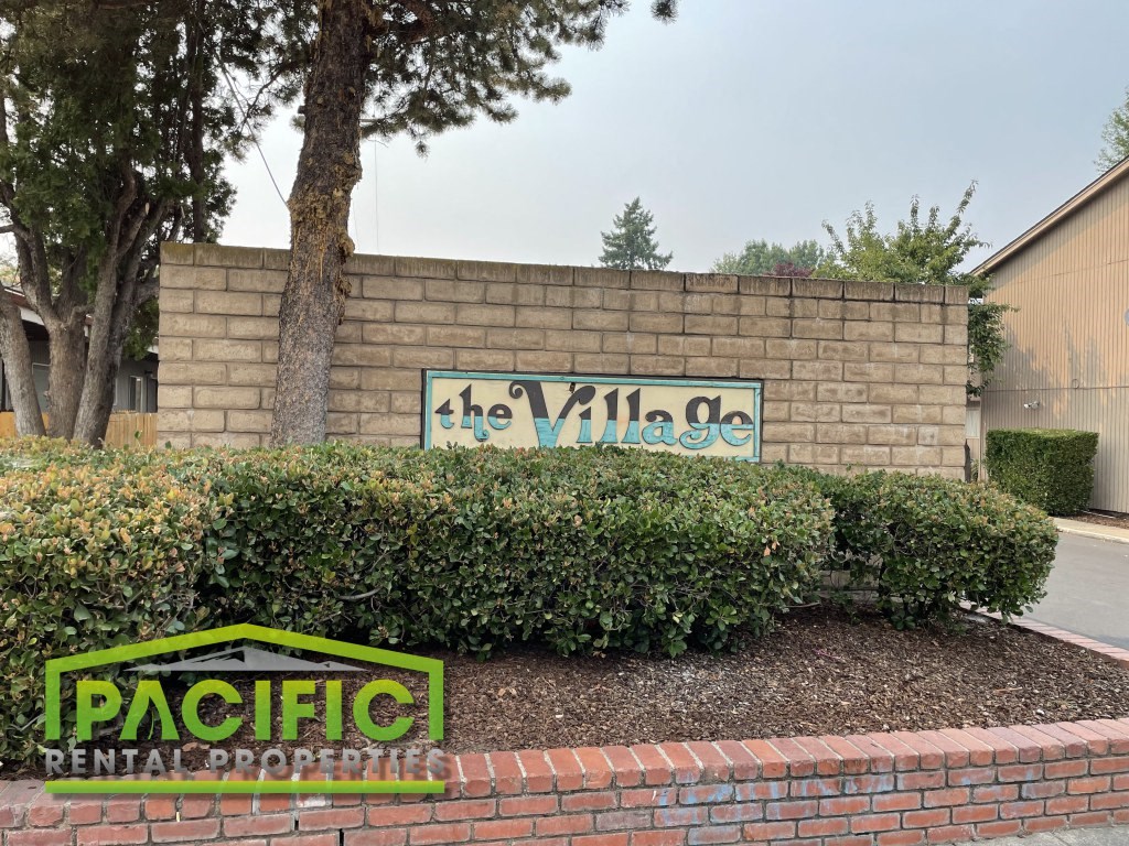 a brick wall with a sign for the village of the villa de