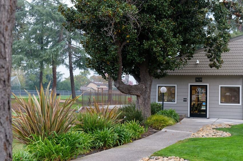 Laguna Park Apartments, 3639 W. Benjamin Holt Drive, Stockton, CA