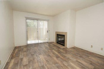 Model - Livingroom and Fireplace - Photo Gallery 4