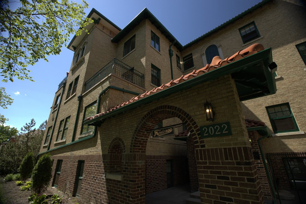 A building with the number 2022 on it.