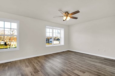 560 Old Mill Road 3-4 Beds Apartment for Rent - Photo Gallery 1