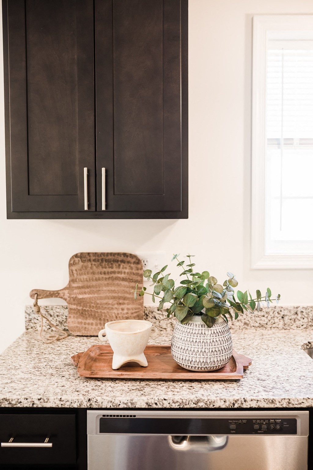 marble countertops kitchen decorations mocha cabinets  at Gettysburg Overlook, Pennsylvania, 17325