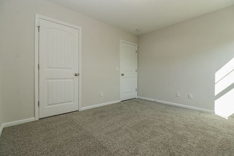 77 Laura Ct 3 Beds Apartment for Rent