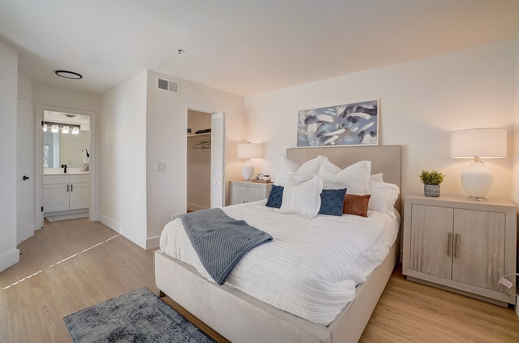 Brentwood Oaks Apartments in Nashville Tennessee photo of a bedroom with a large bed with white sheets and pillows