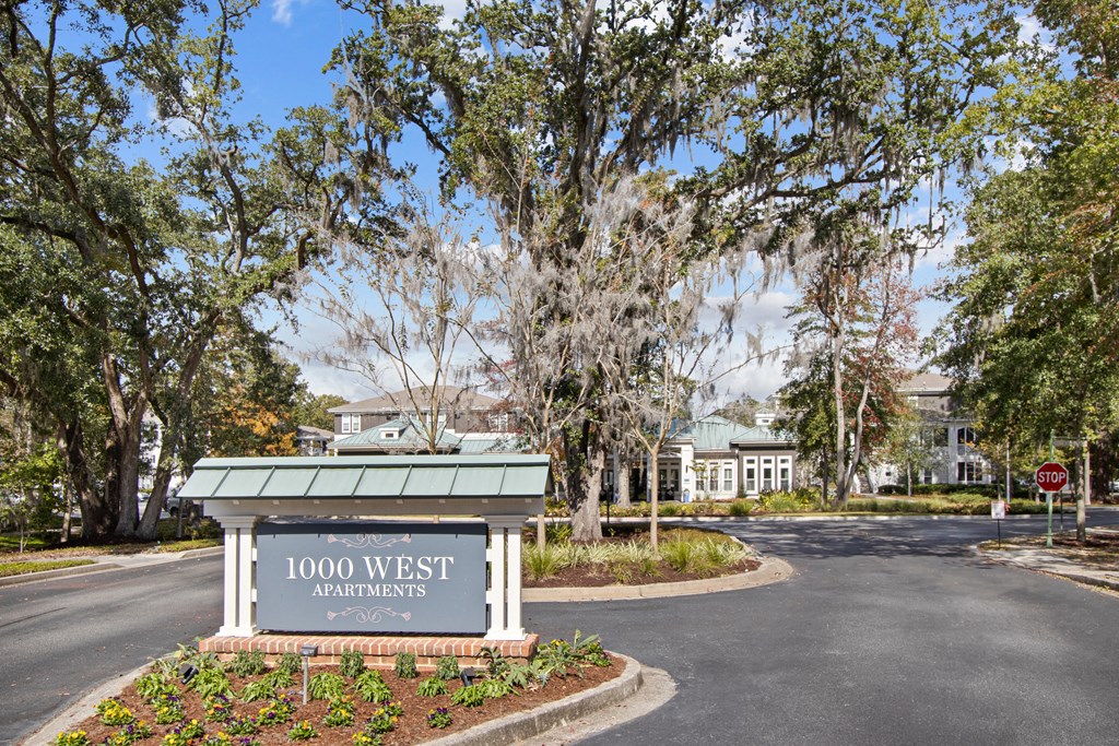 the sign at the entrance to 1000 west archway apartments
