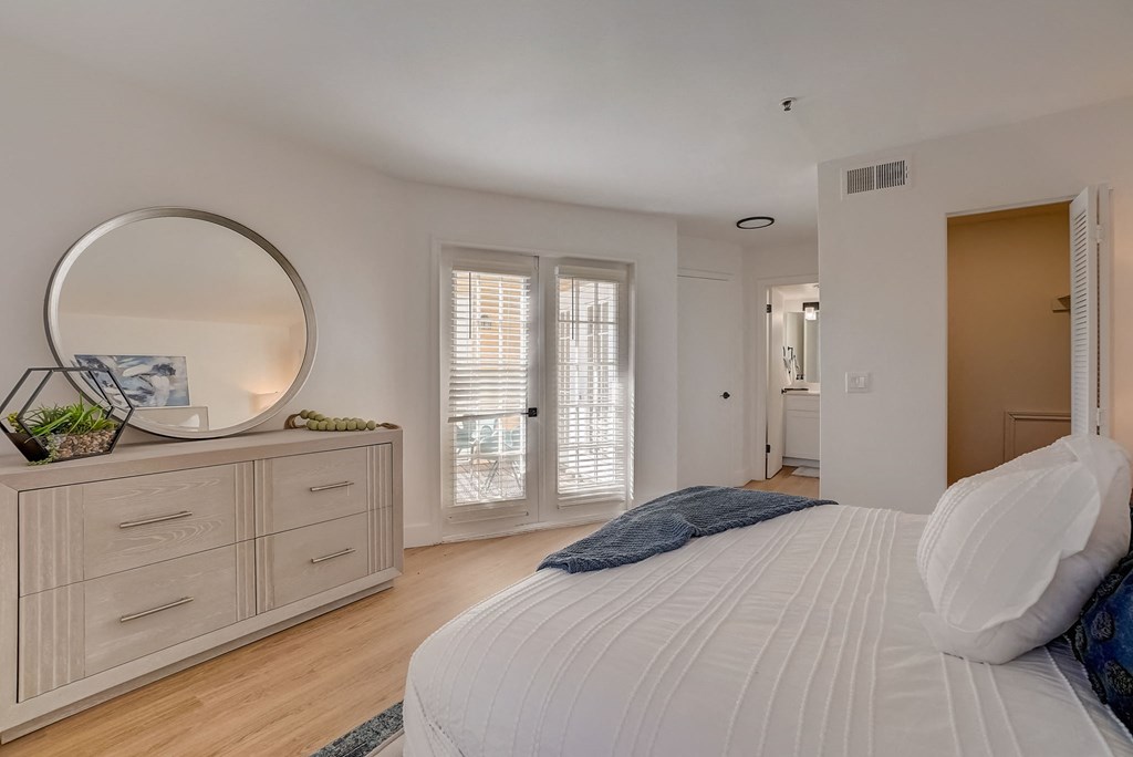 Brentwood Oaks Apartments in Nashville Tennessee photo of a bedroom with a bed and a mirror and a closet