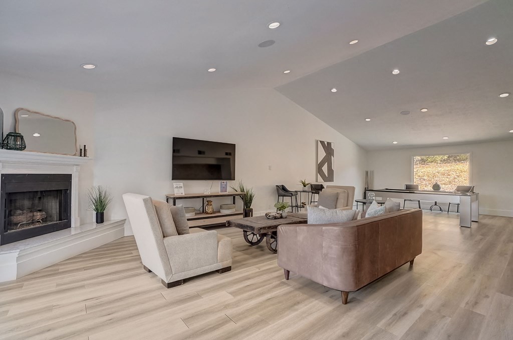 Brentwood Oaks Apartments in Nashville Tennessee photo of clubhouse seating area