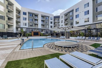 Vive Luxe Apartments Pool Area and Lounge Chairs Vive Luxe Apartments Pool Area and Lounge Chairs - Photo Gallery 6