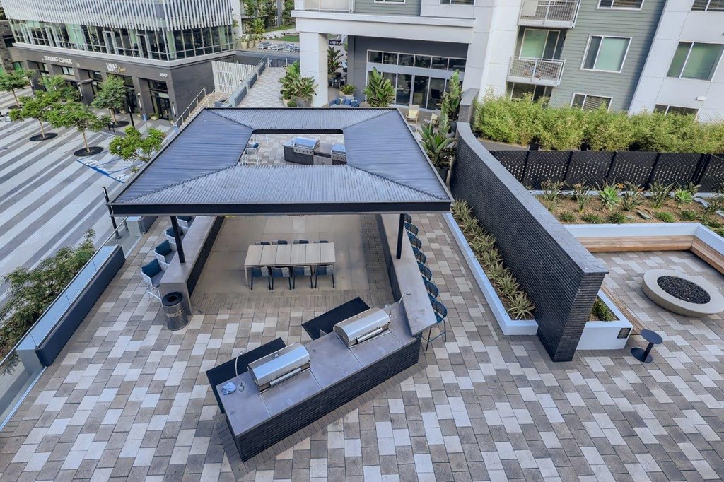Vive Luxe Apartments Outdoor Kitchen Area
