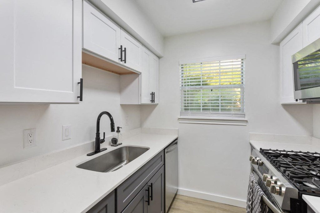 Brentwood Oaks Apartments in Nashville Tennessee photo of Model Kitchen