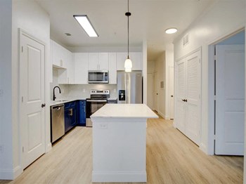 Verde Vista Kitchen with Island Verde Vista Kitchen with Island - Photo Gallery 5