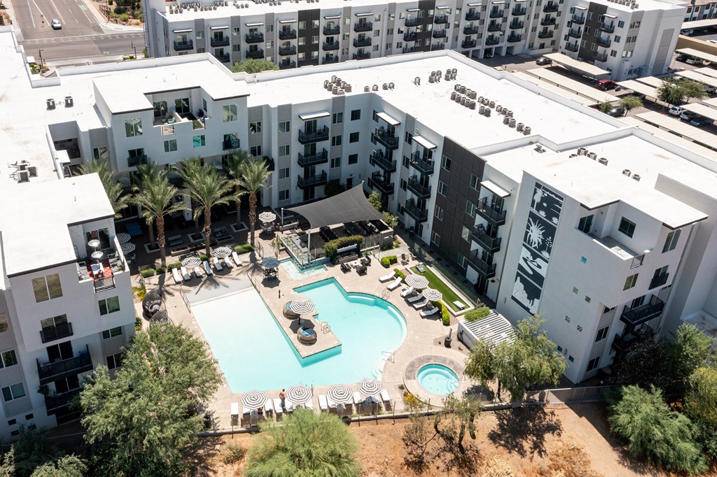 a view of the courtyard and pool at slate apartments in arizona