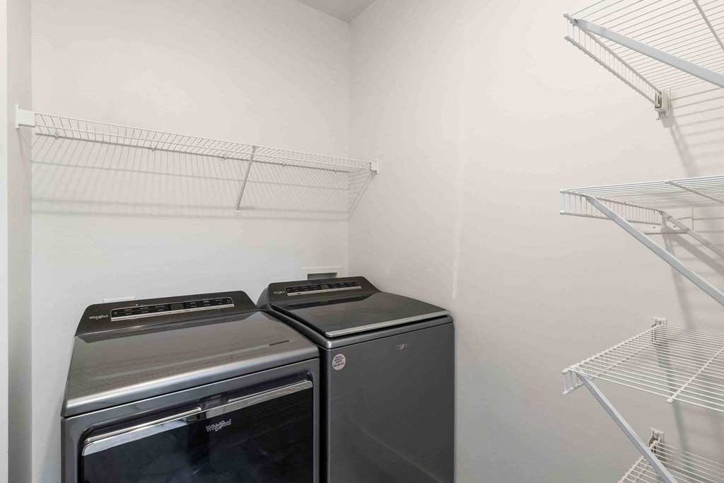 the laundry room is equipped with a washer and dryer