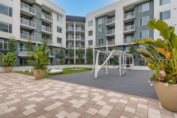 Vive Luxe Apartments Exterior Courtyard - Photo Gallery 5