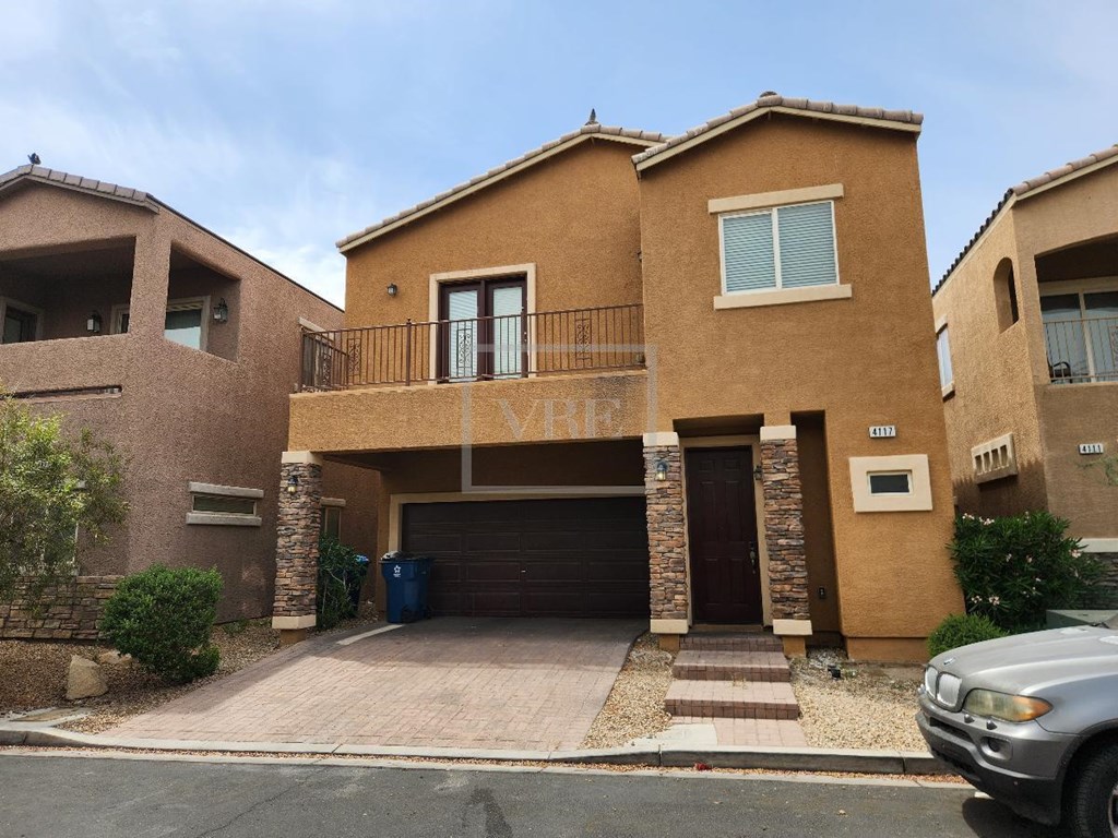 A house with a brown facade and a balcony.