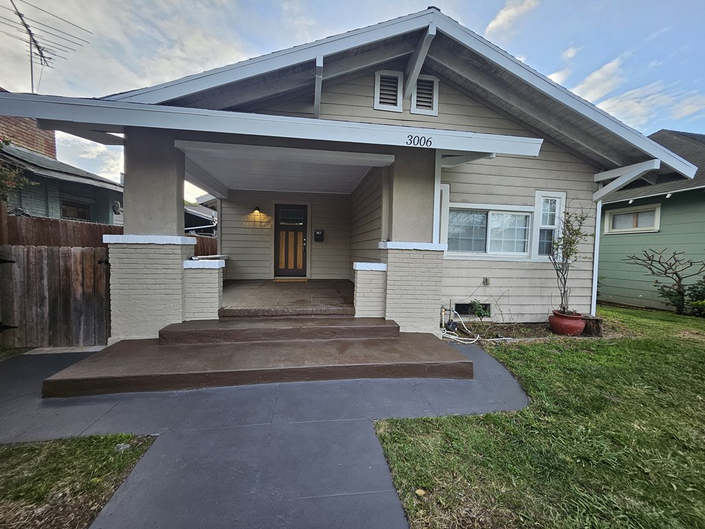 A house with the number 3006 on the front.