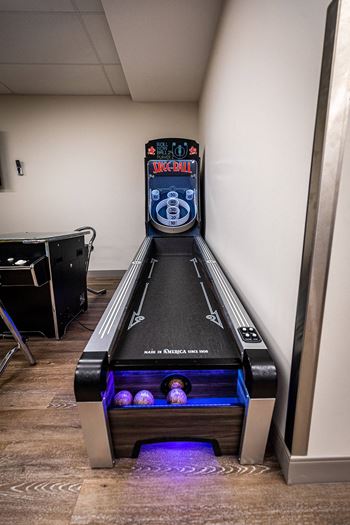 an old style arcade game in a room