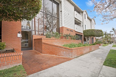 A brick wall with a sign that says "2015" on it.