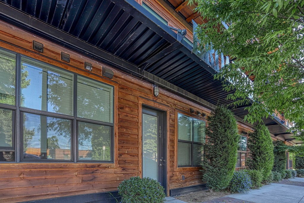 additional photo for property listing at chic digs with room to stretch out in the village 22 car