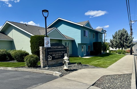 A blue house with a sign that says Vineyard.