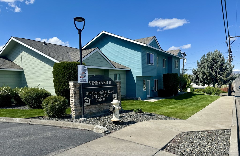A blue house with a sign that says Vineyard.