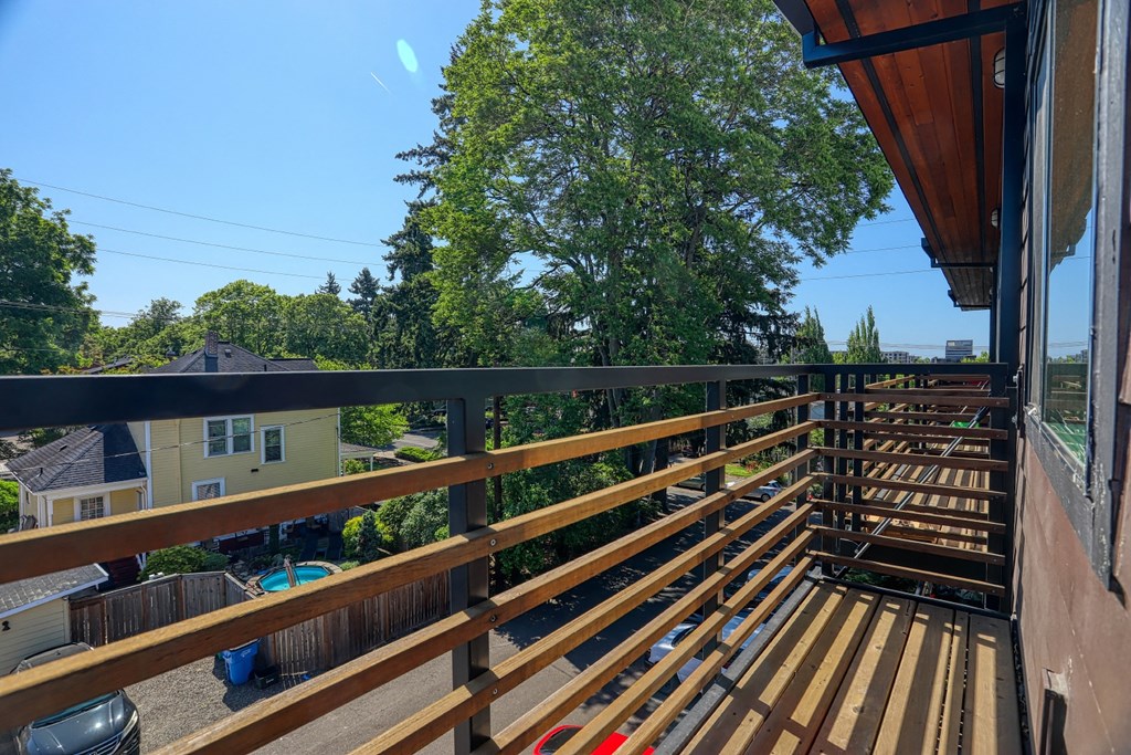 a view of the deck from the back of the house
