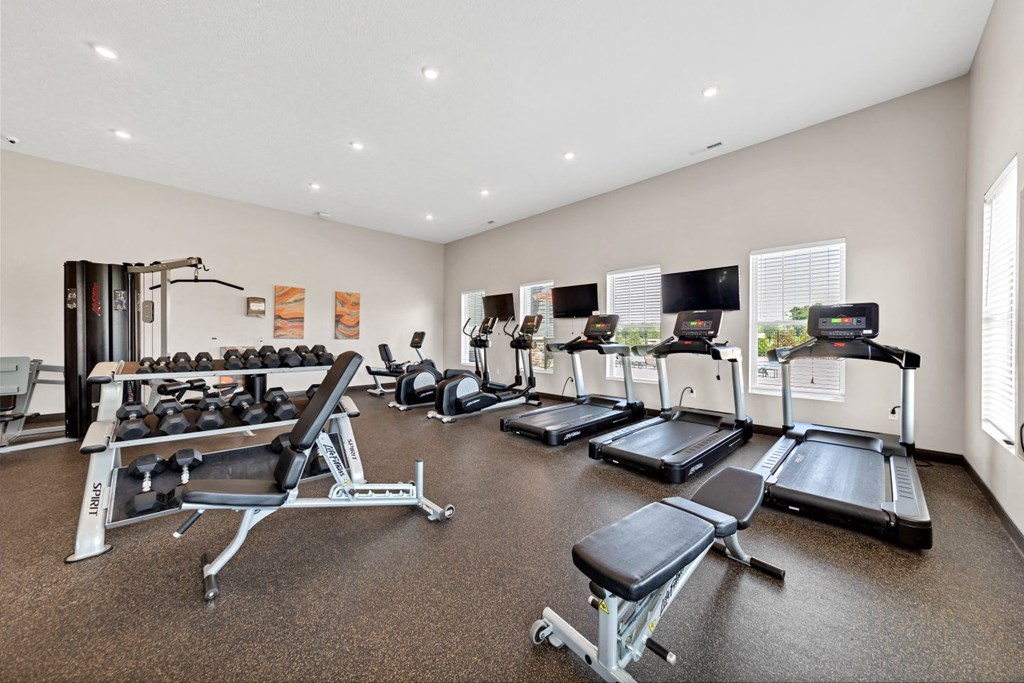 the gym at the landing at pullman apartments in pullman