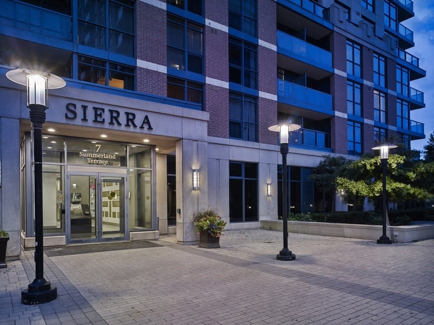 a picture of the sierra building at night