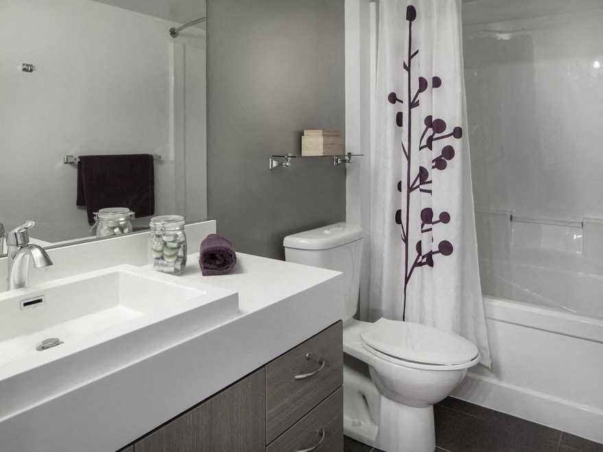 a bathroom with a white sink and toilet next to a white bathtub