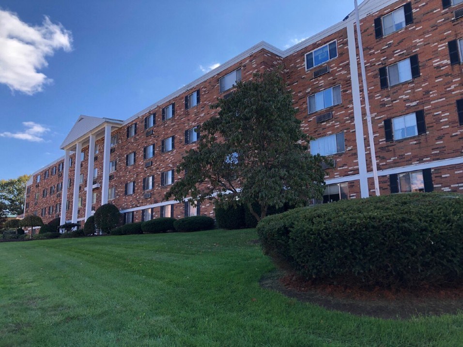 Apartment Building at Lakeview Estates in Parkersburg, WV 26104