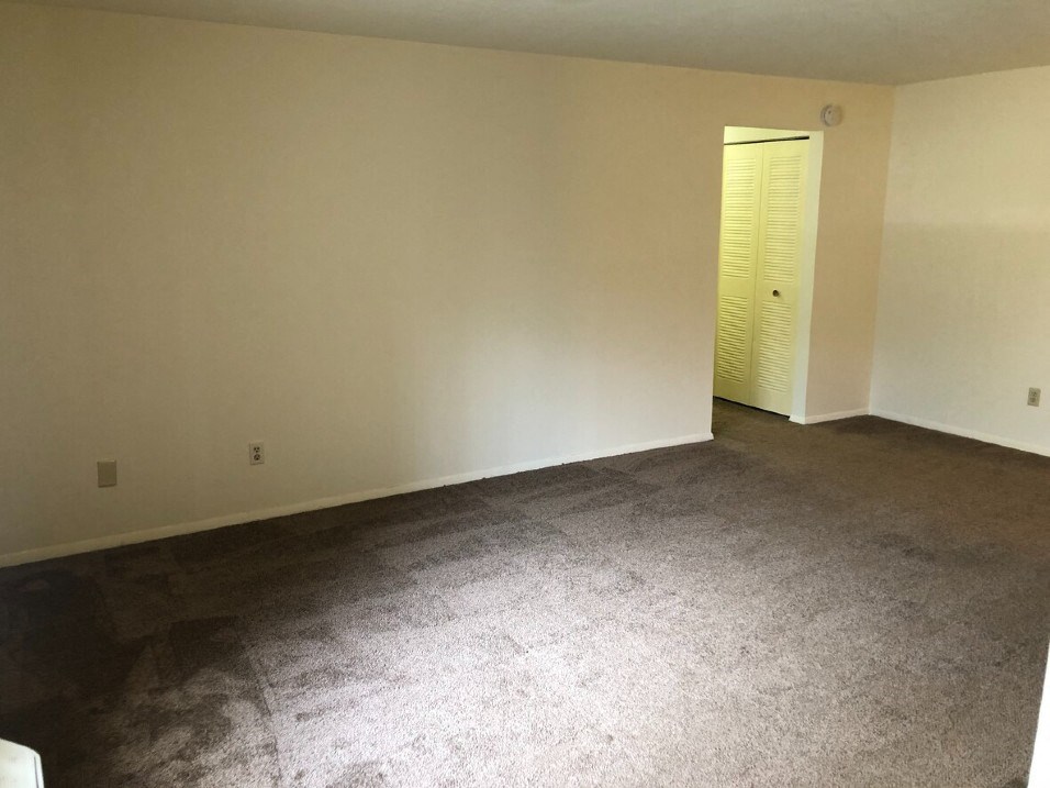 Living Room at Lakeview Estates in Parkersburg, WV 26104