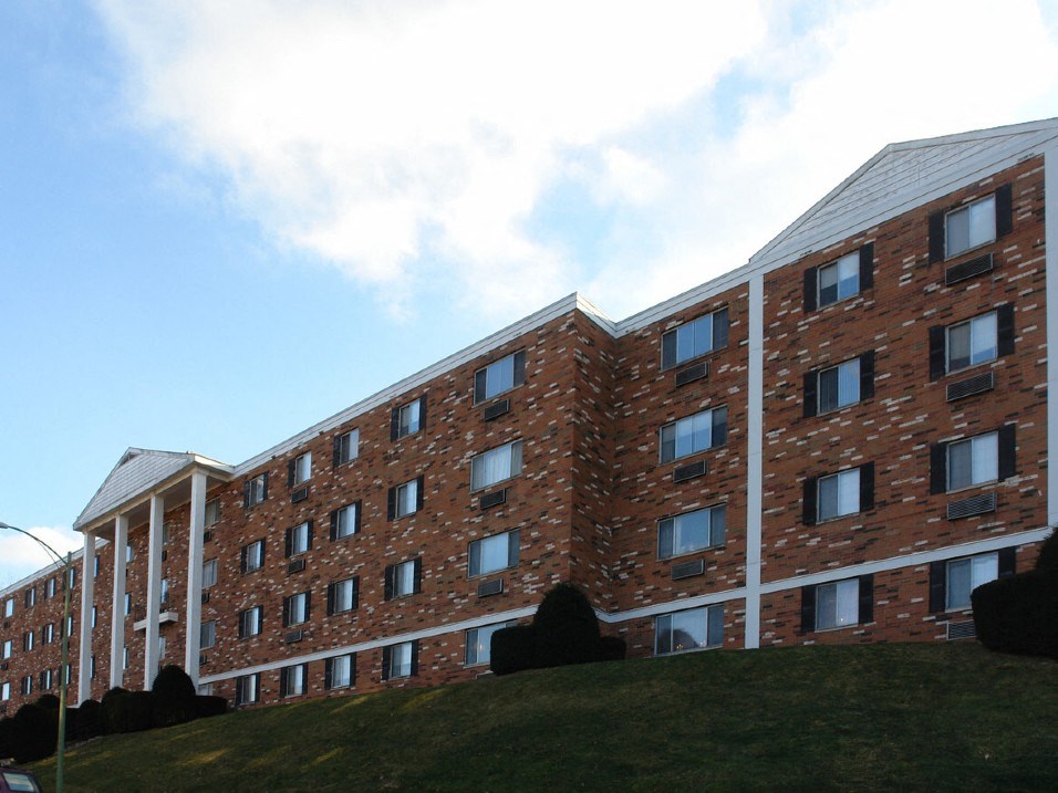 Apartment Exterior at Lakeview Estates in Parkersburg, WV 26104