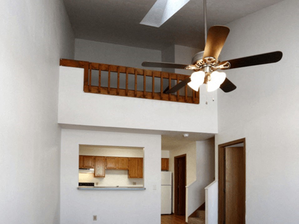 Living Room at Springfield North Park in Springfield, OH 45503