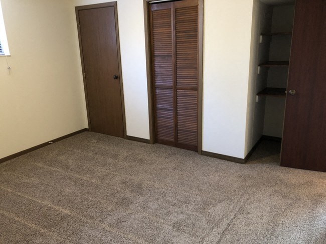 Bedroom at Dutch Hills Terrace Apartments, Parkersburg, 26104
