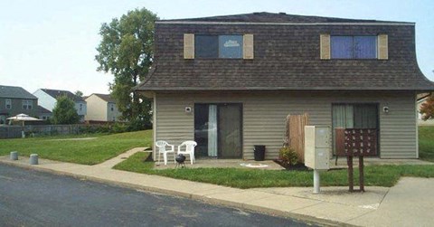 a small house on the side of the street