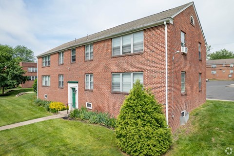Exterior of Arbor Grove Apartments in Pottstown