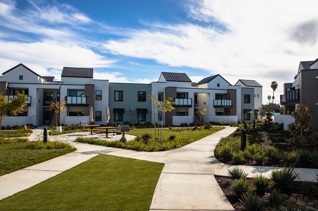 outdoor amenity space including courtyard with bbqs