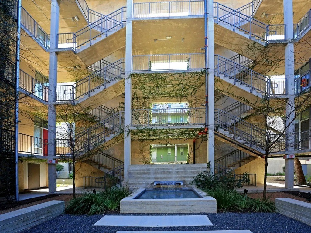Fountain in the outdoor at 1221 Broadway Lofts, San Antonio, Texas