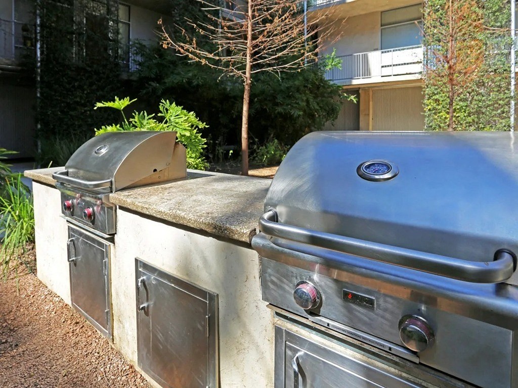 Courtyard With Bbq Area And Lush Gardens at 1221 Broadway Lofts, San Antonio, TX
