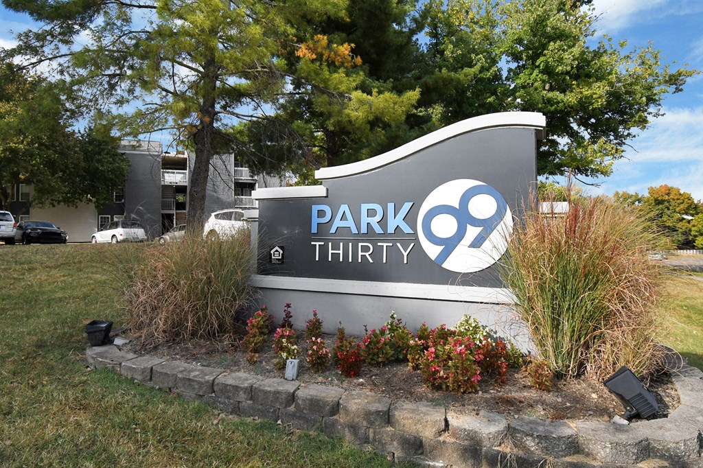 the sign for park thrinity at the entrance of the park