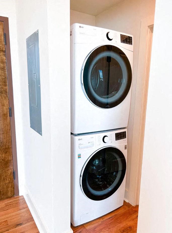 a white washer and dryer sitting next to each other