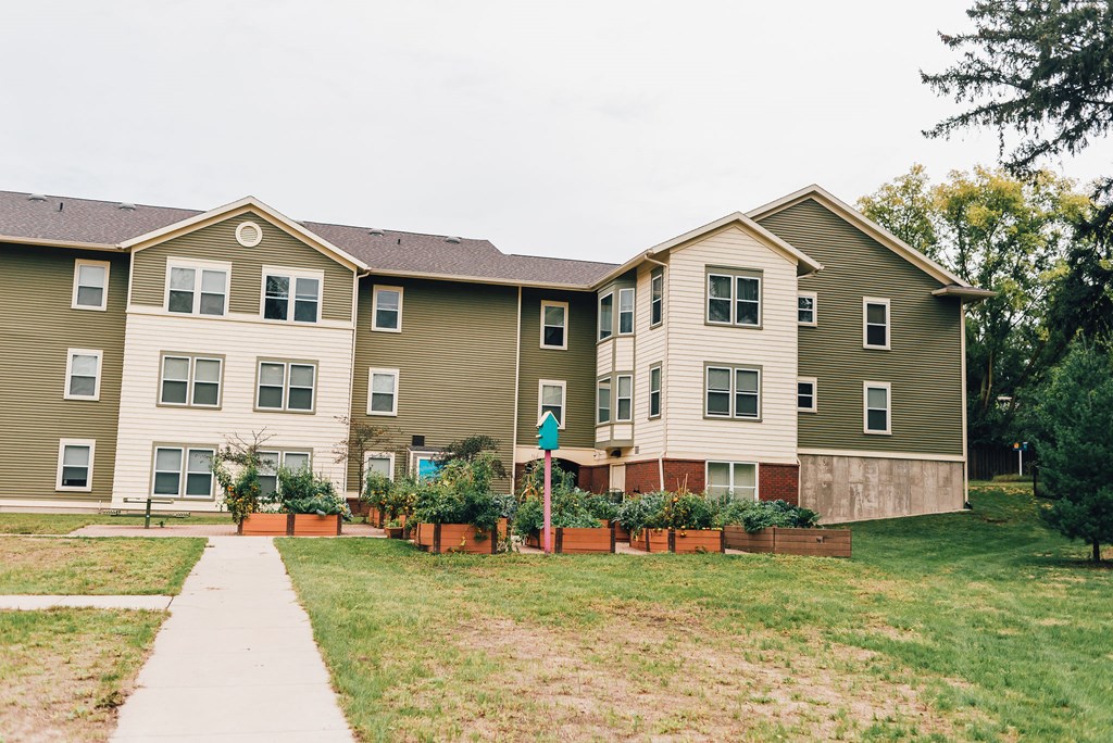 Exterior grounds of apartment community