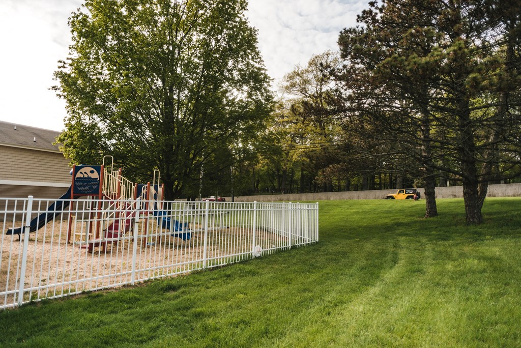 Exterior grounds of apartment community