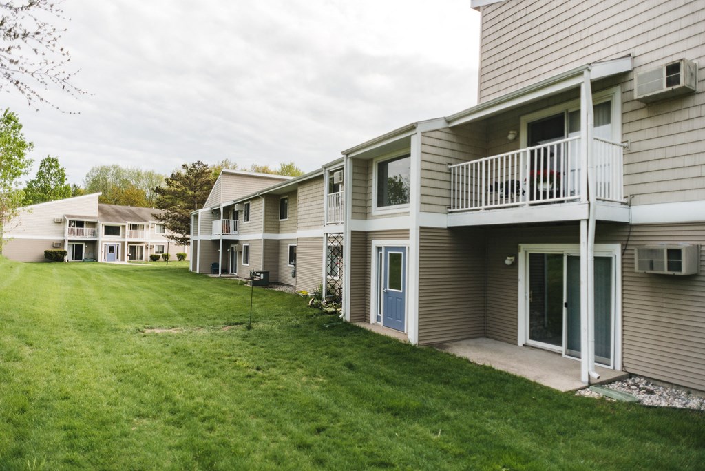 Exterior grounds of apartment community