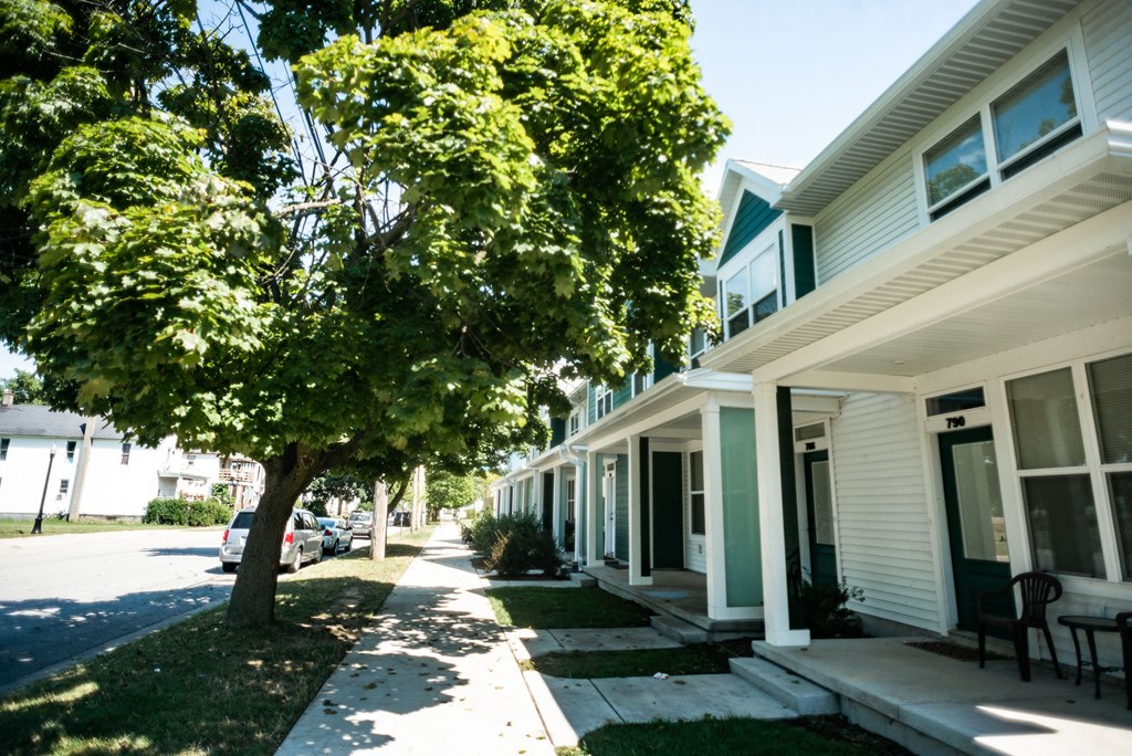 Exterior grounds of apartment community