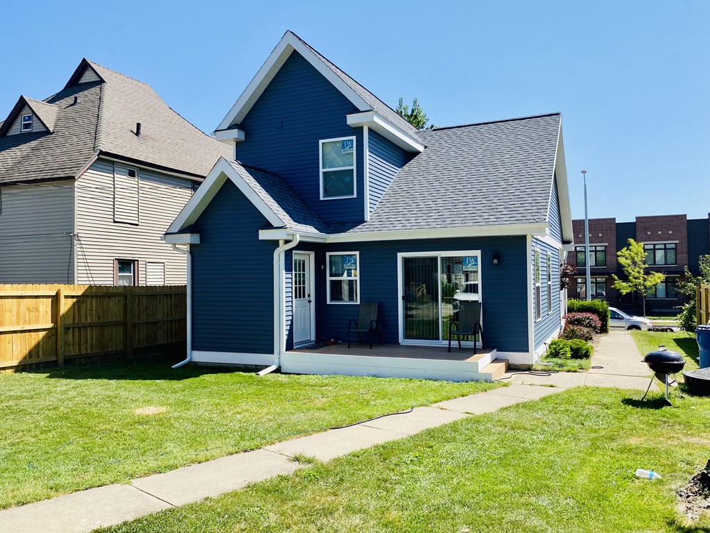 Grandville Homes blue sided home backyard